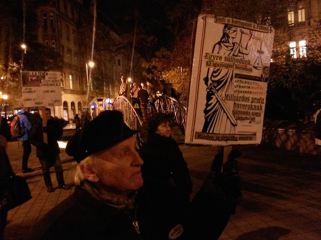 Illustration for article titled Elkezdődött a nagy korrupcióellenes tüntetés a Vértanúk terén