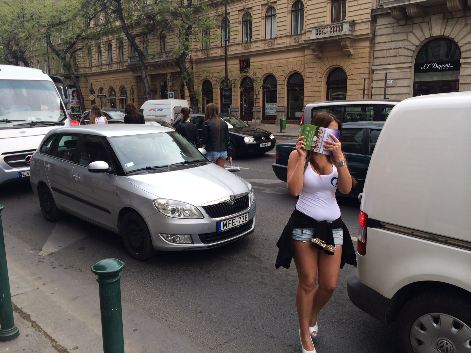 Illustration for article titled Szili Katalin ledobta a csöcsbombát a Belváros közepén