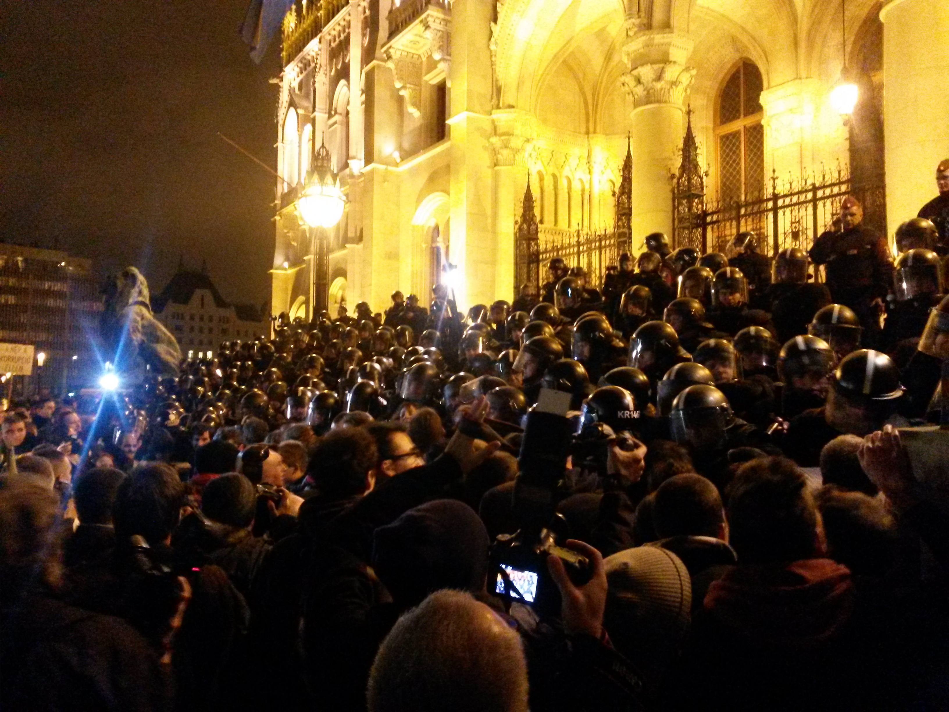 Illustration for article titled Képek, gifek, videó a tegnapi tüntetésről, minden itt van egyben