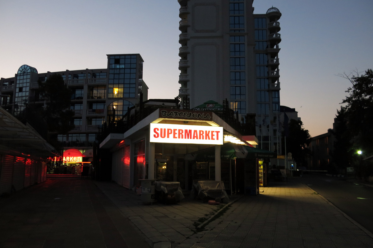 Illustration for article titled Siófok szorozva ezerrel – egy hét szenvedés a Naposparton