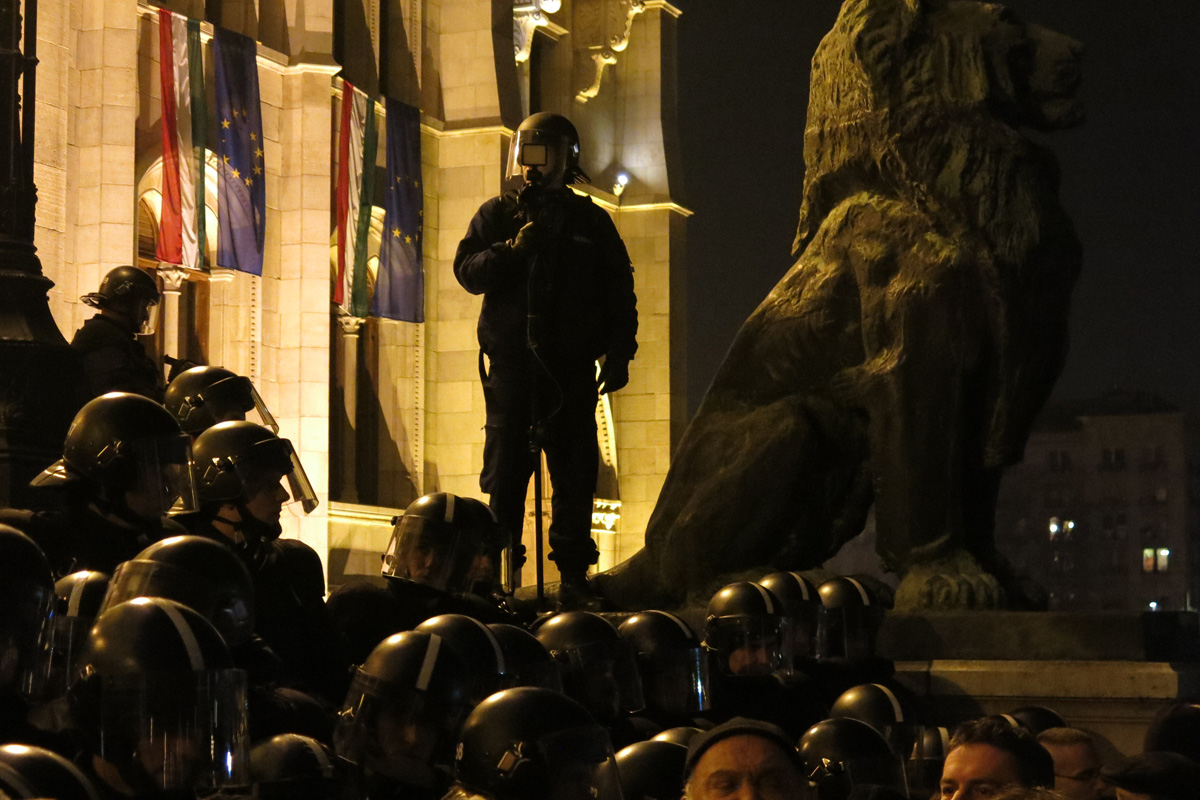 Illustration for article titled Game Over – képeink a kedd esti tüntetésről