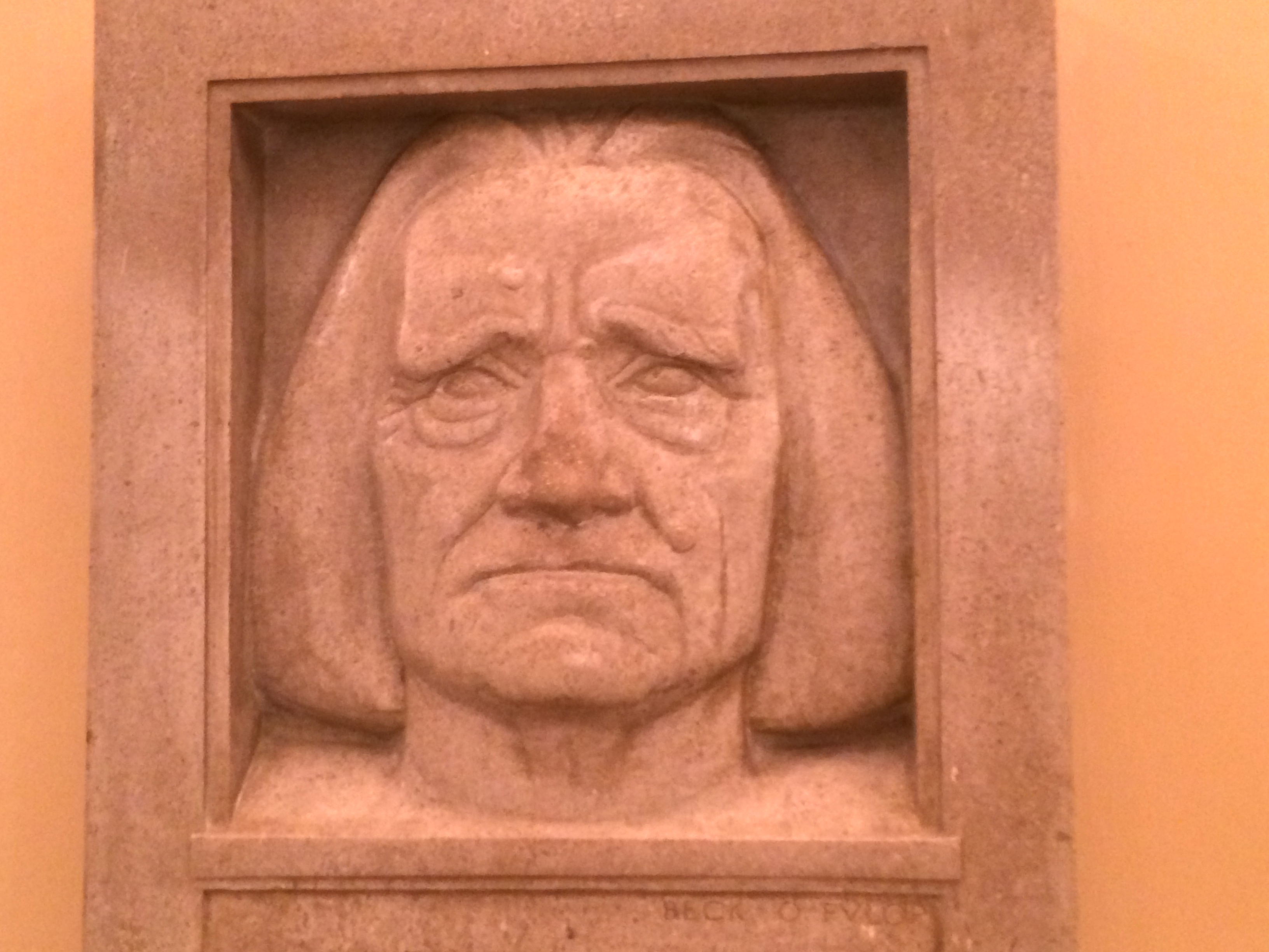 Illustration for article titled Pinaasztal mögött szivarozhat Fekete György az Aranykalickában