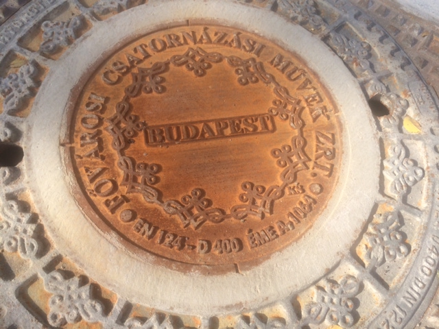 Illustration for article titled A térkőmaffia elfoglalta a Batthyány-örökmécses terecskéjét