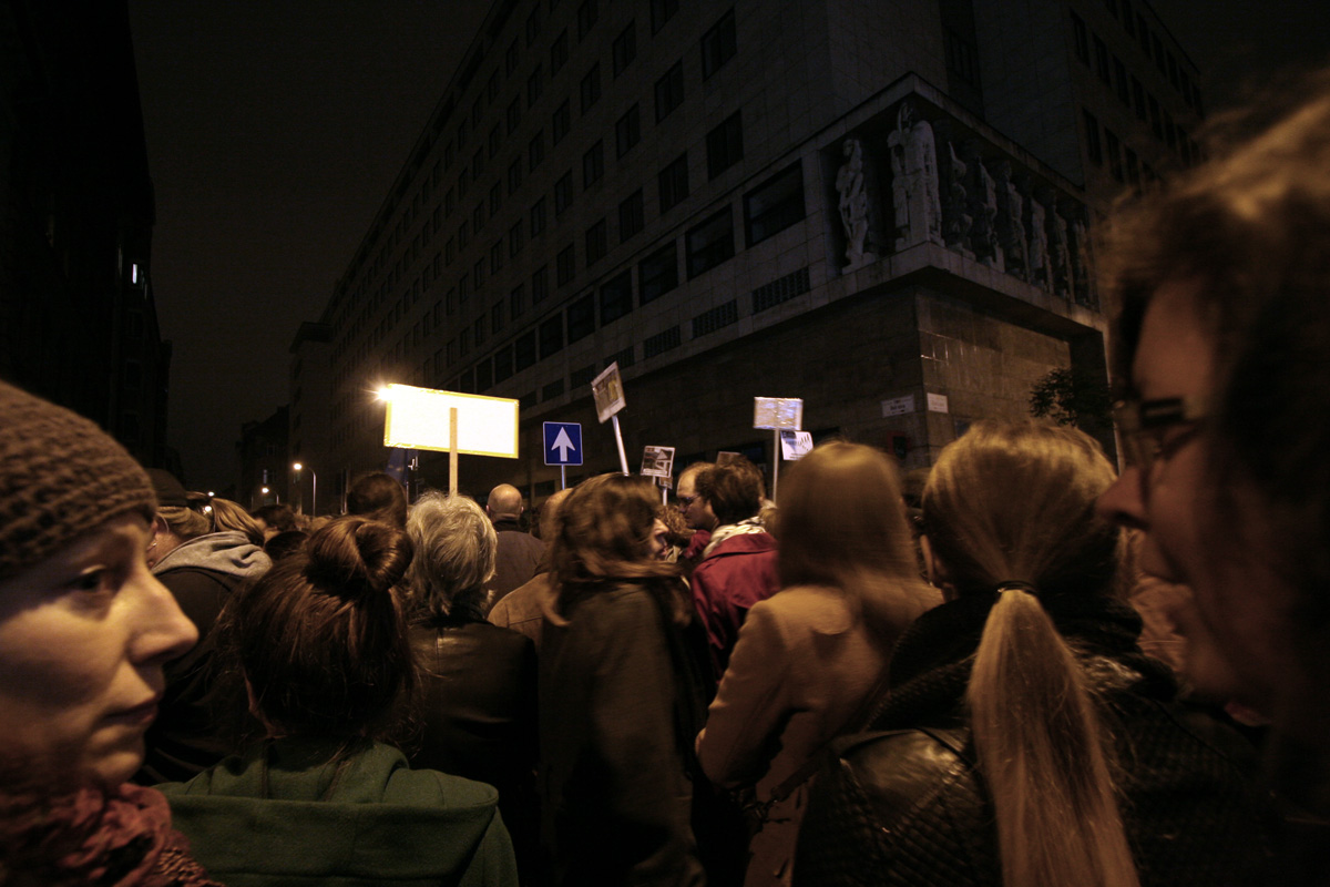 Illustration for article titled Tömegek követelték a Vida Ildikó és Orbán Viktor lemondását