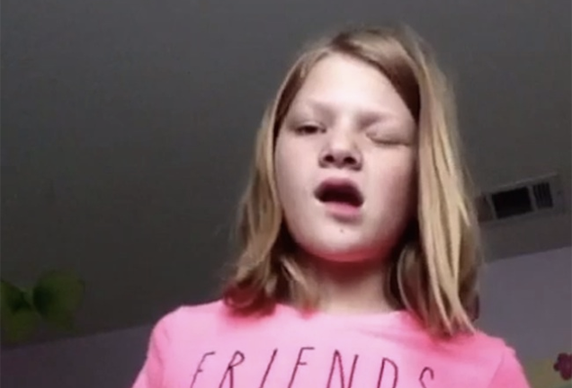 Egy tízéves kislánytól tanulja a csábítás művészetét az egész internet