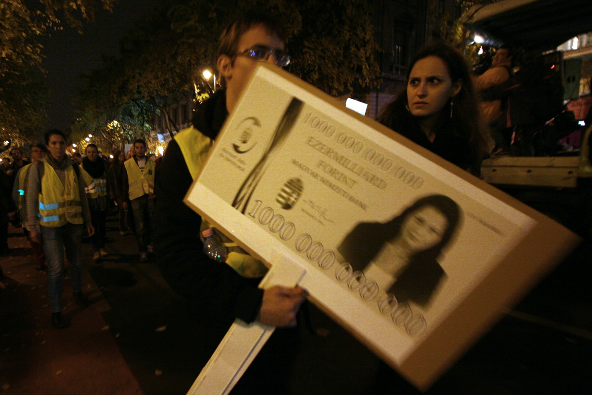 Illustration for article titled Tömegek követelték a Vida Ildikó és Orbán Viktor lemondását