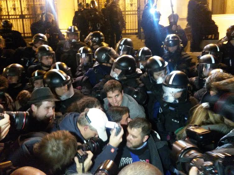 Illustration for article titled Szarvas Koppány Bendegúz vs. a rohamrendőrök