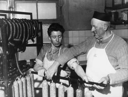 Kátrány, hogy ne keltsen feltűnést, egy dél-franciaországi szalámigyárban dolgozott füstölősegédként. Innen tulajdonította el a teherautót.