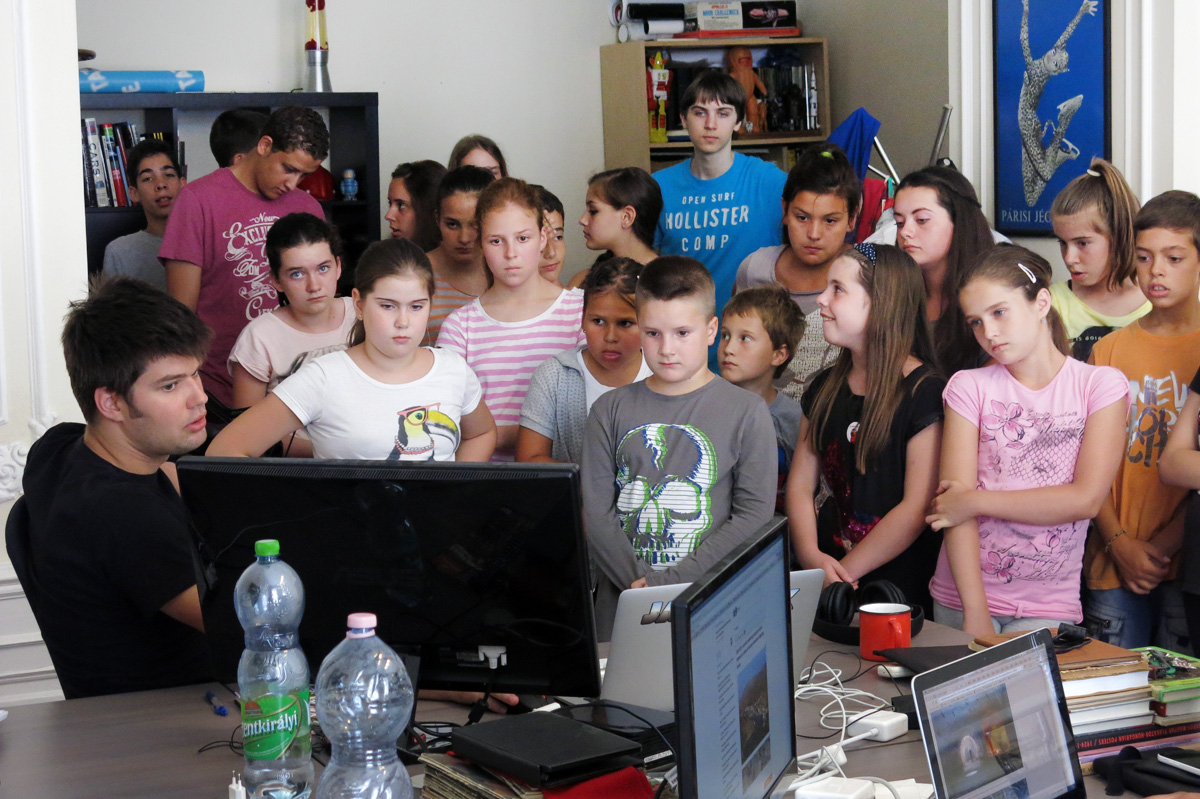 Illustration for article titled Iskolás gyerekek hada özönlötte el a Cink szerkesztőségét