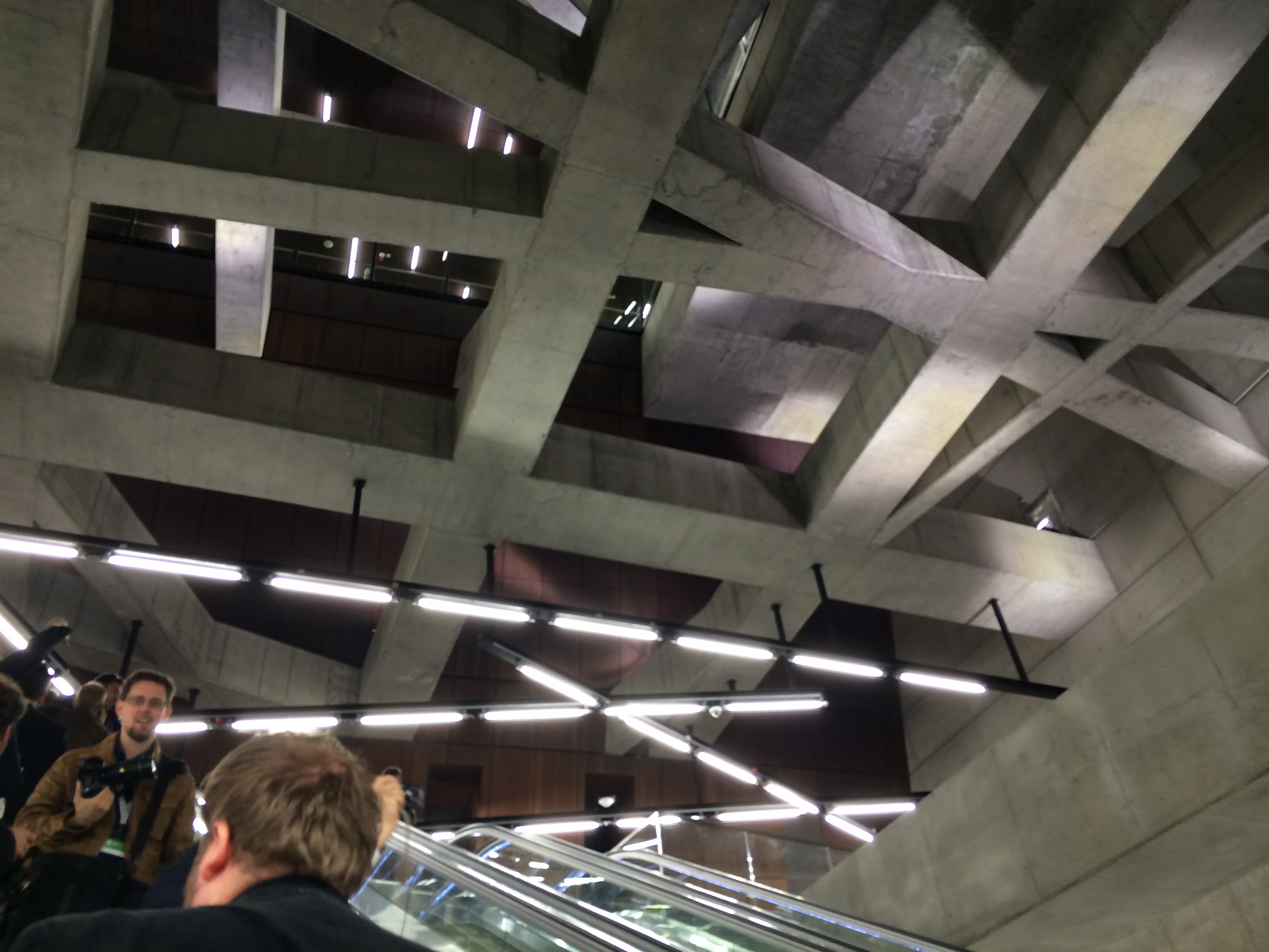 Illustration for article titled Tarlós fejben összeomlott, Orbán megúszta az óriáscsöcsű provokátort