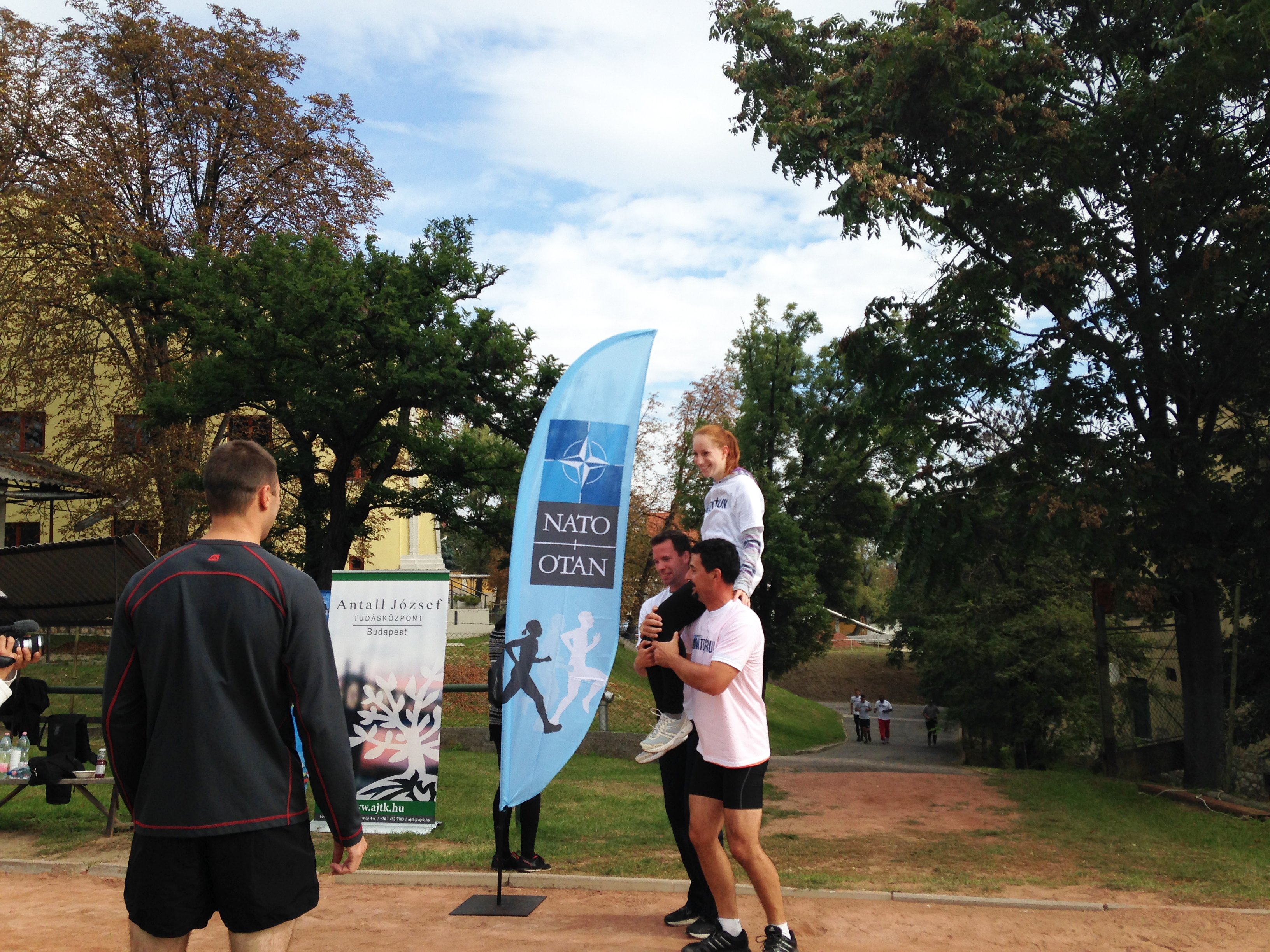 Illustration for article titled Tökéletes öngól: futni a laktanyában, nőként