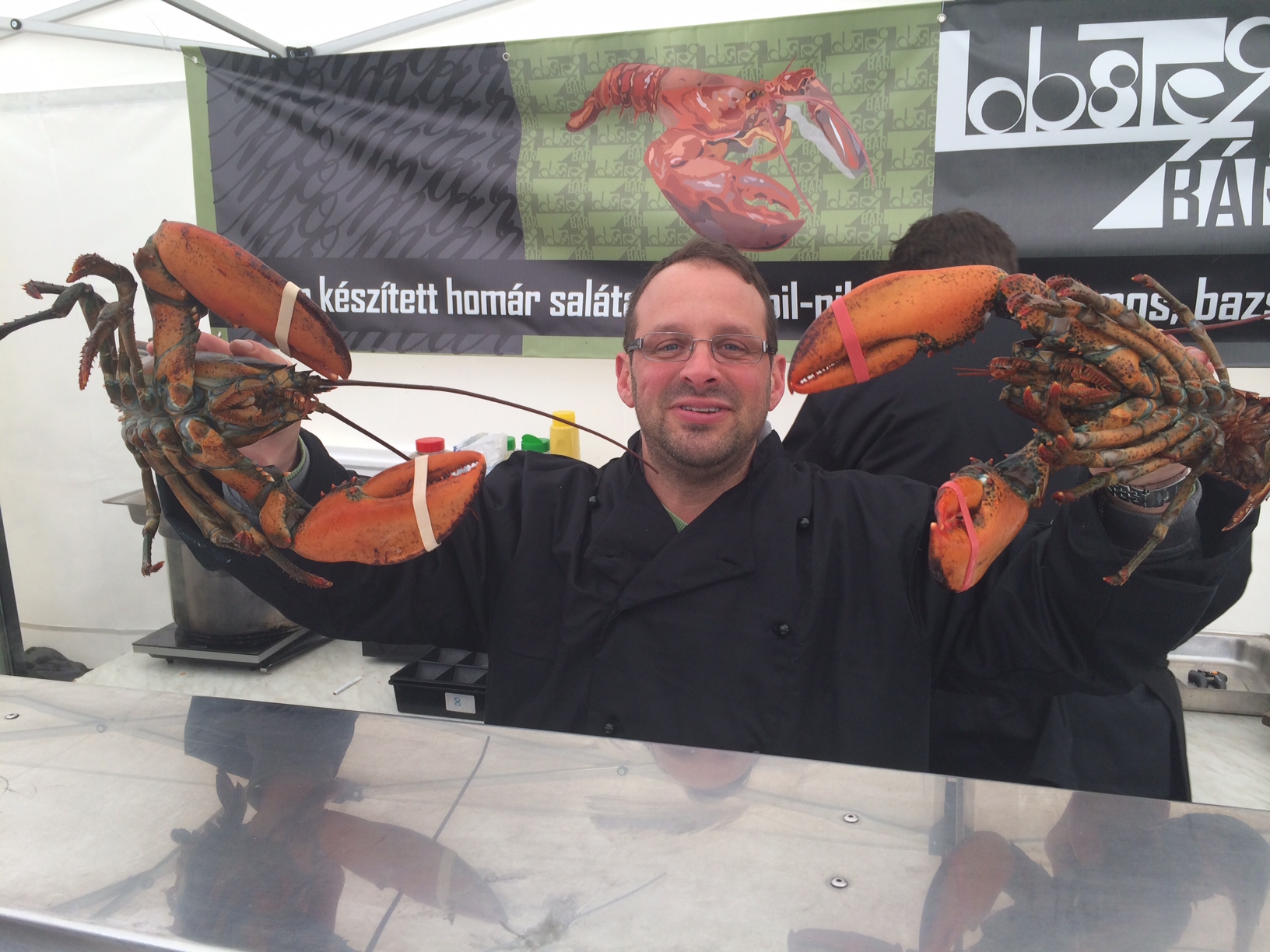 Illustration for article titled Egy ember 22 ezerért vett egy homárt, és befalta hidegen, műanyag tányérról