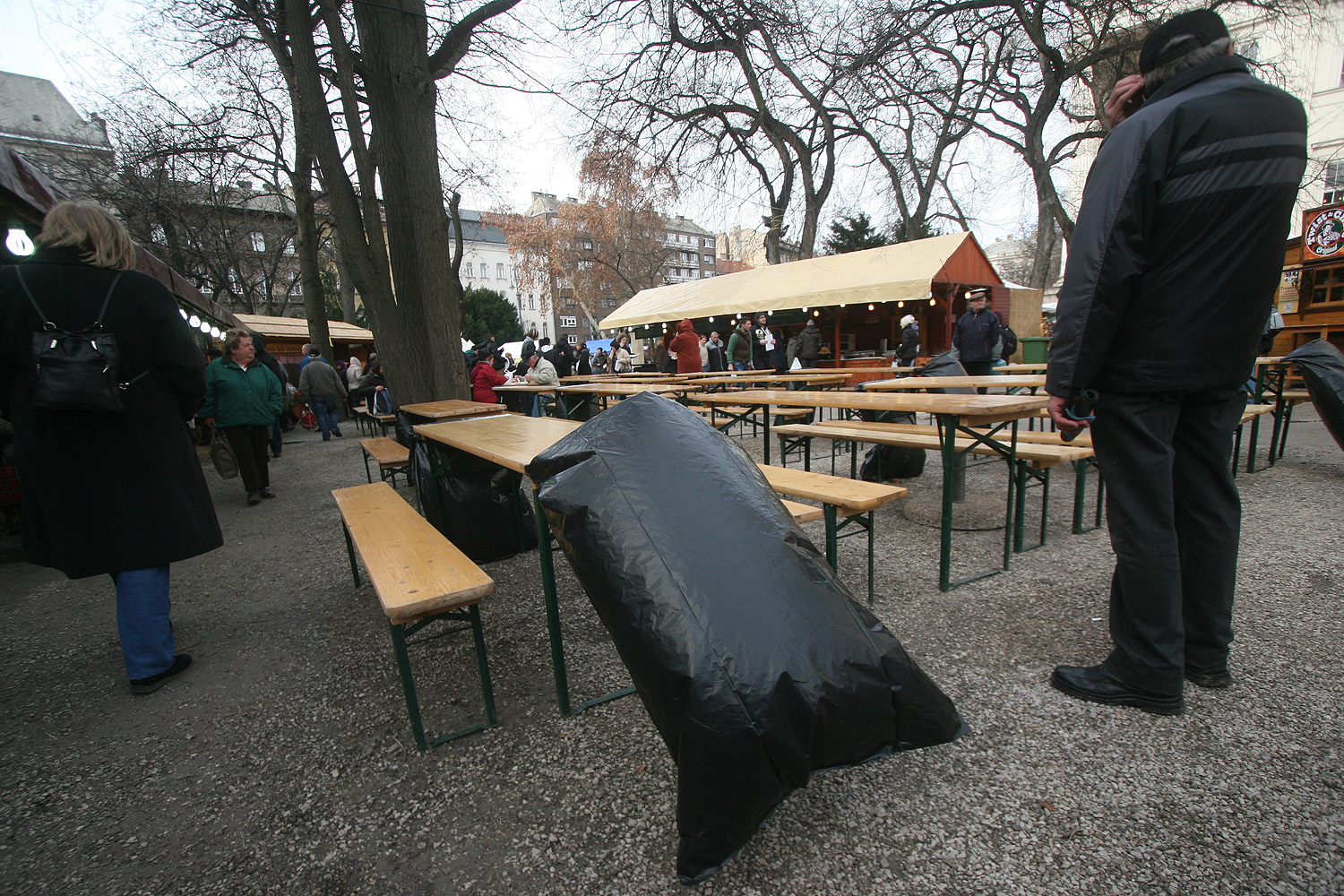 Illustration for article titled Egy ember 22 ezerért vett egy homárt, és befalta hidegen, műanyag tányérról