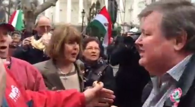 Megy a lökdösődés a Nemzeti Múzeumnál (frissítve!)