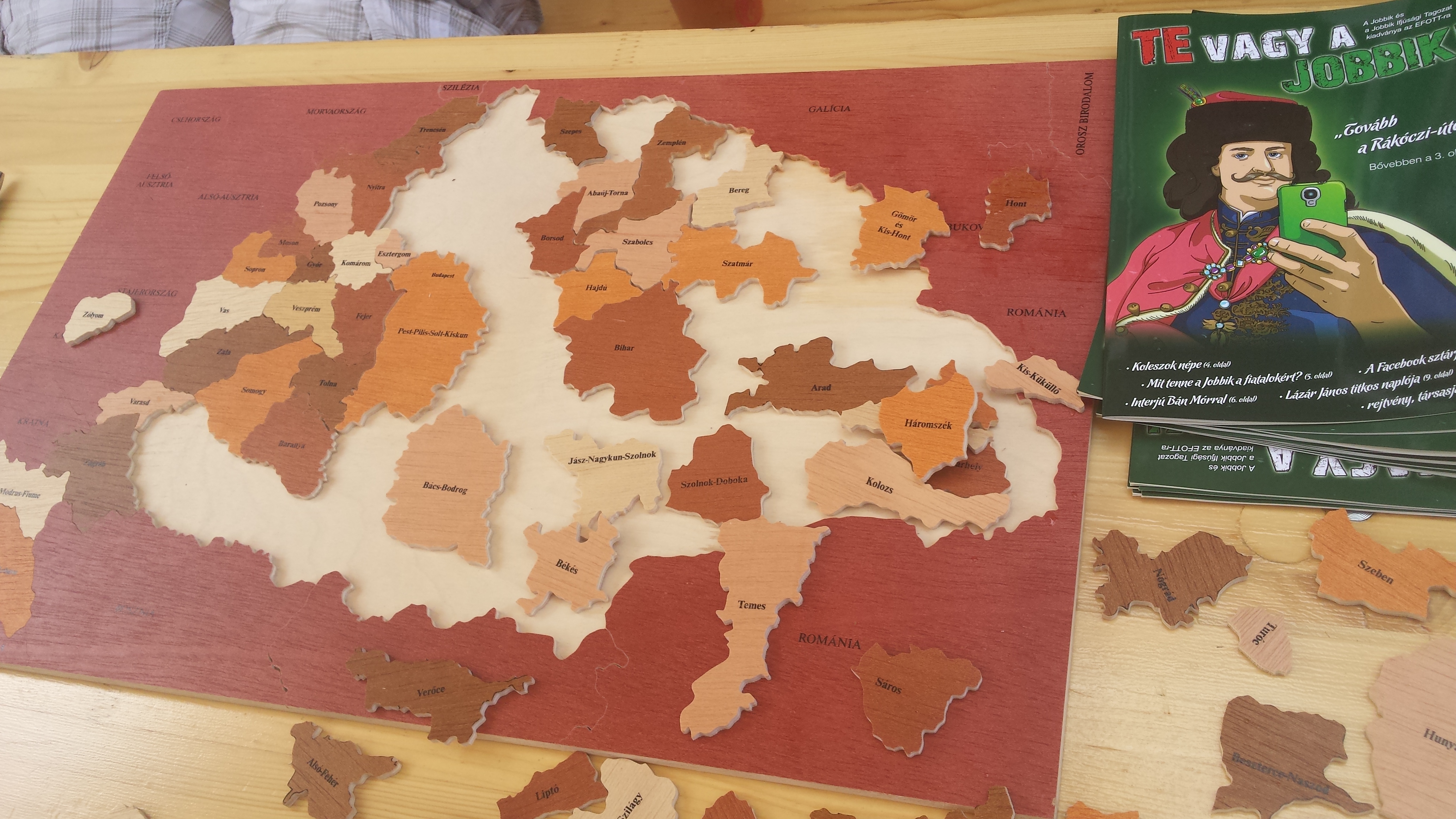 Illustration for article titled Sör, pina, sminktükör: így küzdenek a pártok az EFOTT-on a fiatalokért