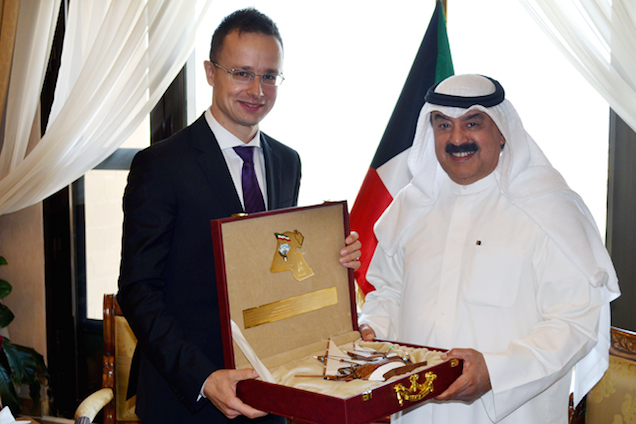 Illustration for article titled Szijjártó Péter mégiscsak lila