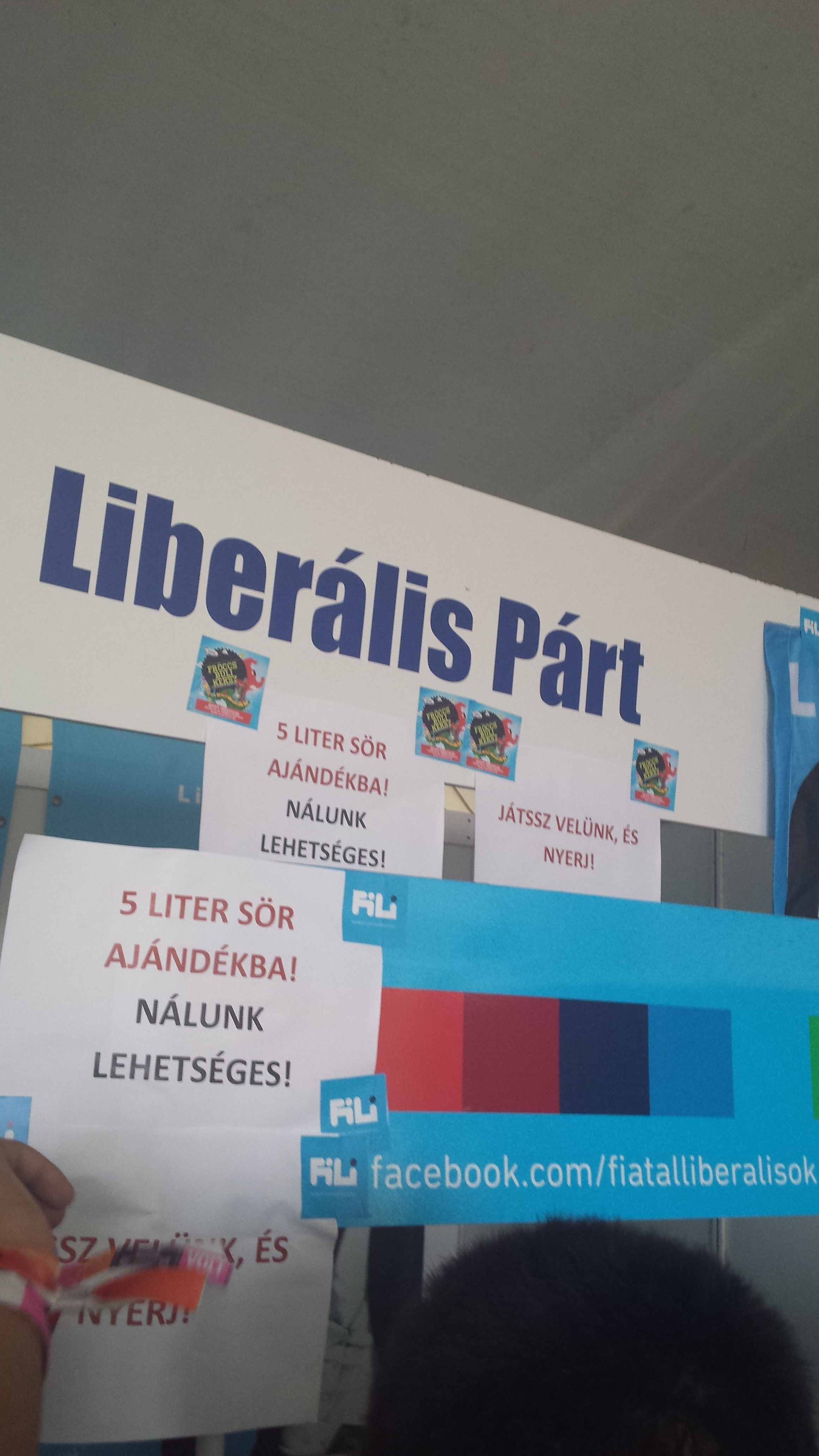 Illustration for article titled Sör, pina, sminktükör: így küzdenek a pártok az EFOTT-on a fiatalokért