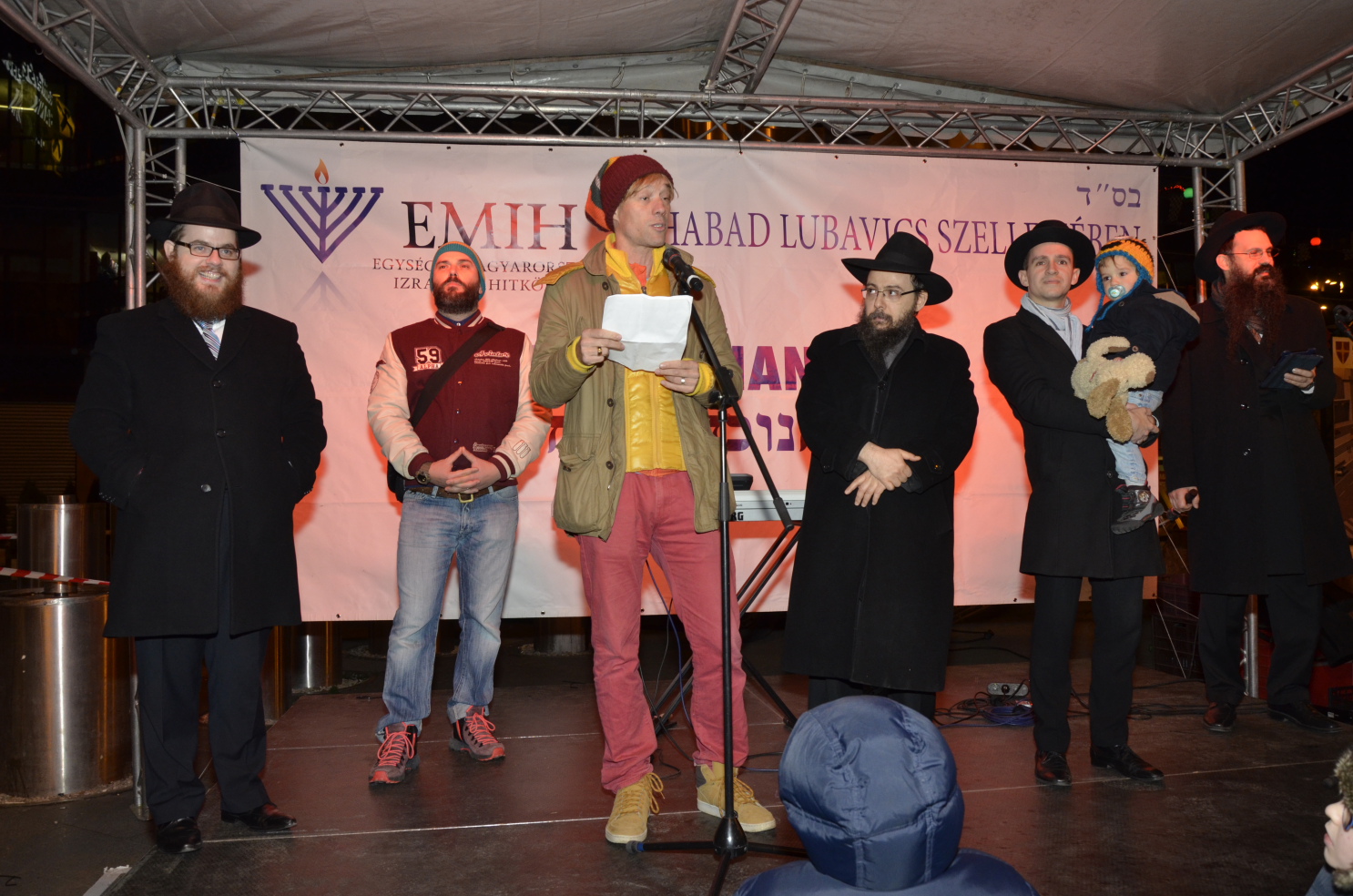 Illustration for article titled Ilyen volt a város fölött lebegni egy dühös rabbival