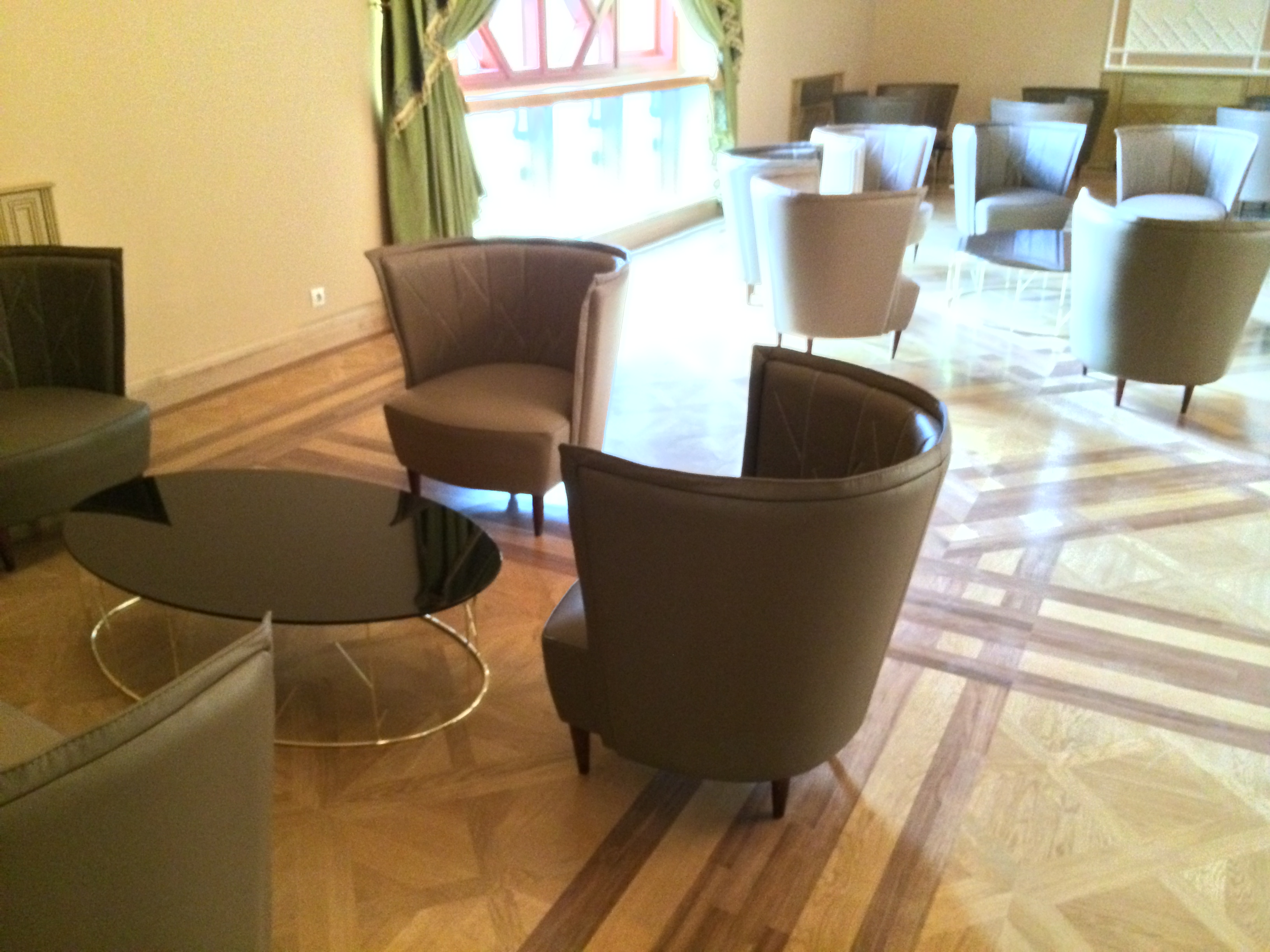 Illustration for article titled Pinaasztal mögött szivarozhat Fekete György az Aranykalickában