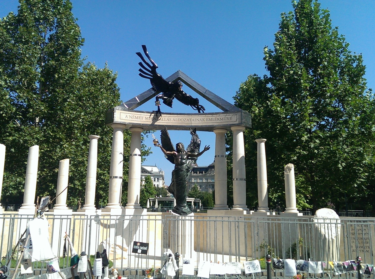 Közelítsétek meg a nácimegszállás-emlékművet a Cinkkel!