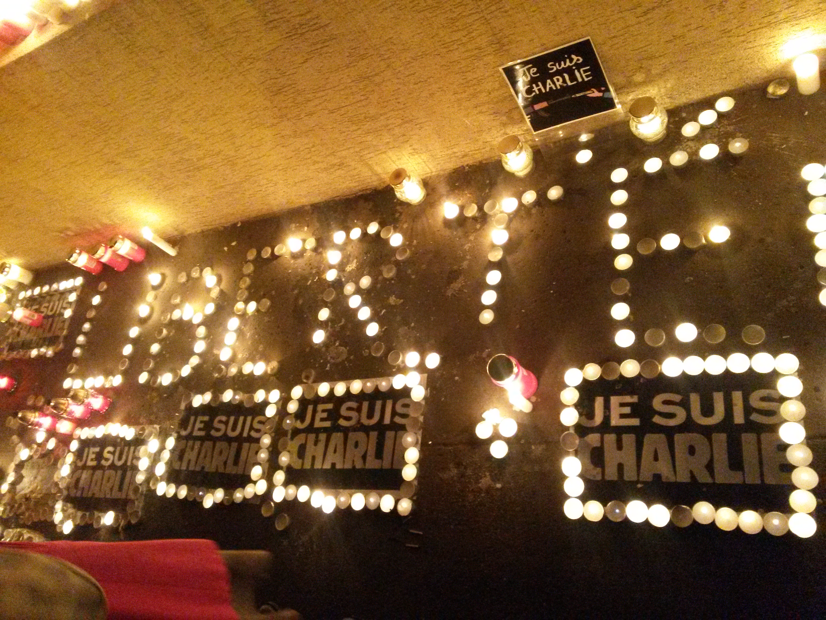 Mécsesek a francia nagykövetség előtt