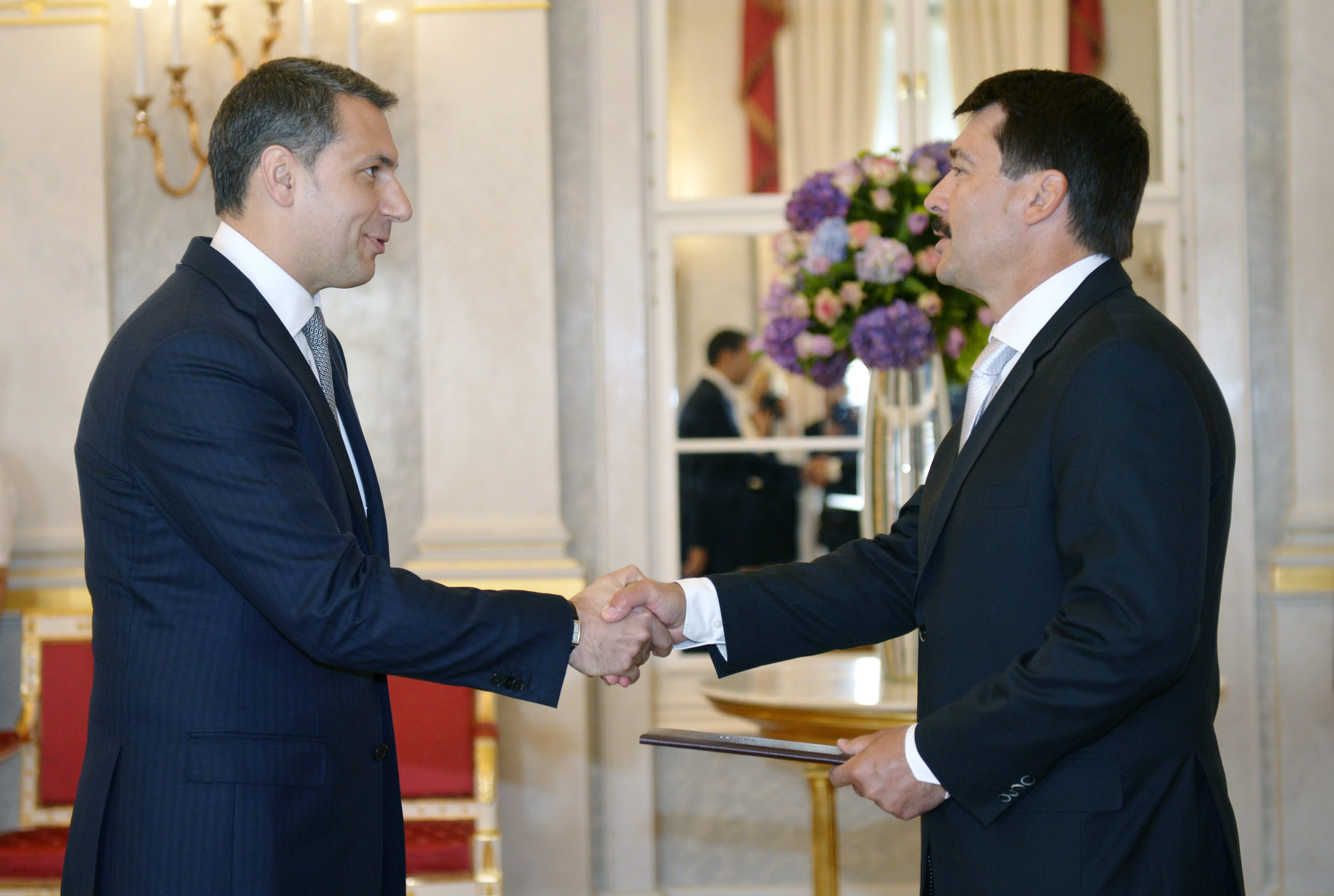 Saját sajtószolgáinak jelenlétében megalakult az Orbán-kormány