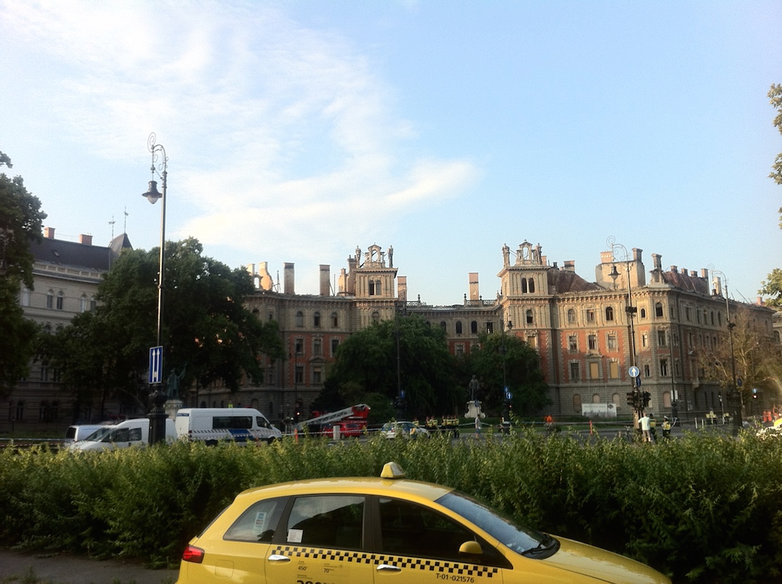 Illustration for article titled Ennyi maradt a leégett palotából az Andrássy úton