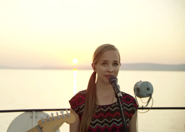 Wartburgot csépelni a szántódi kompon – ilyen a Balaton Method