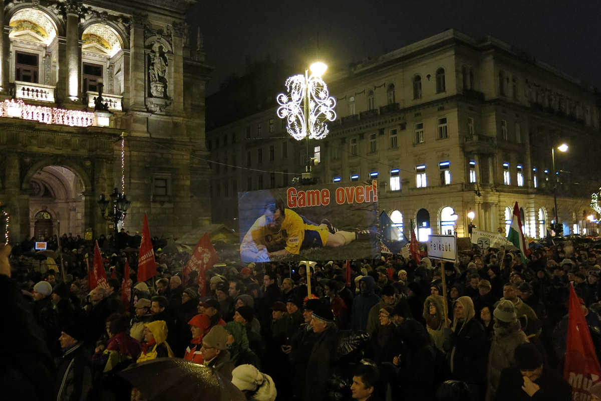 Illustration for article titled Valami nagy baj van – képeink a péntek esti tüntetésről