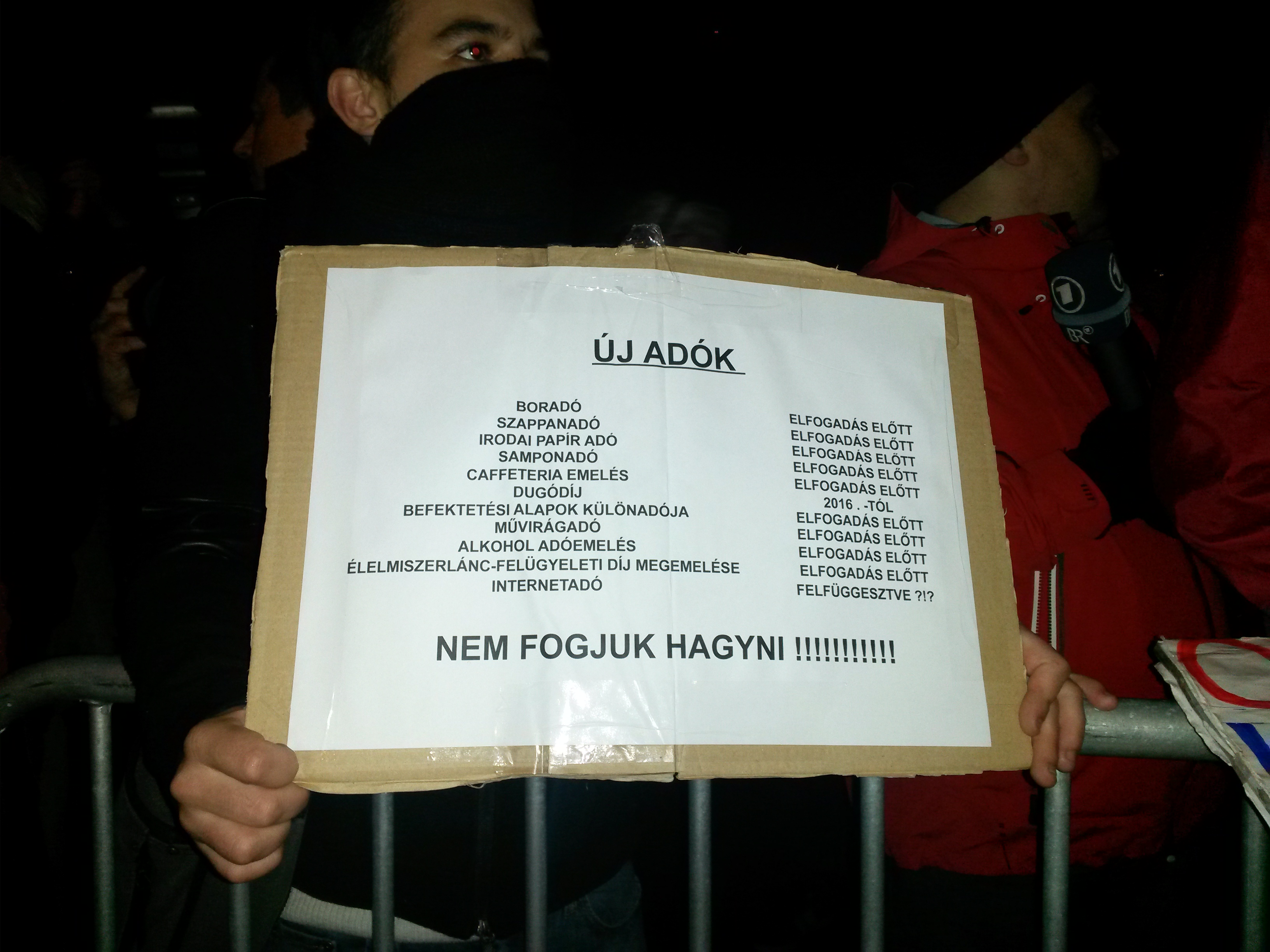 Illustration for article titled Képek, gifek, videó a tegnapi tüntetésről, minden itt van egyben