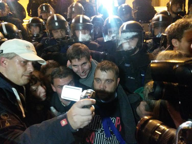 Szarvas Koppány Bendegúz vs. a rohamrendőrök