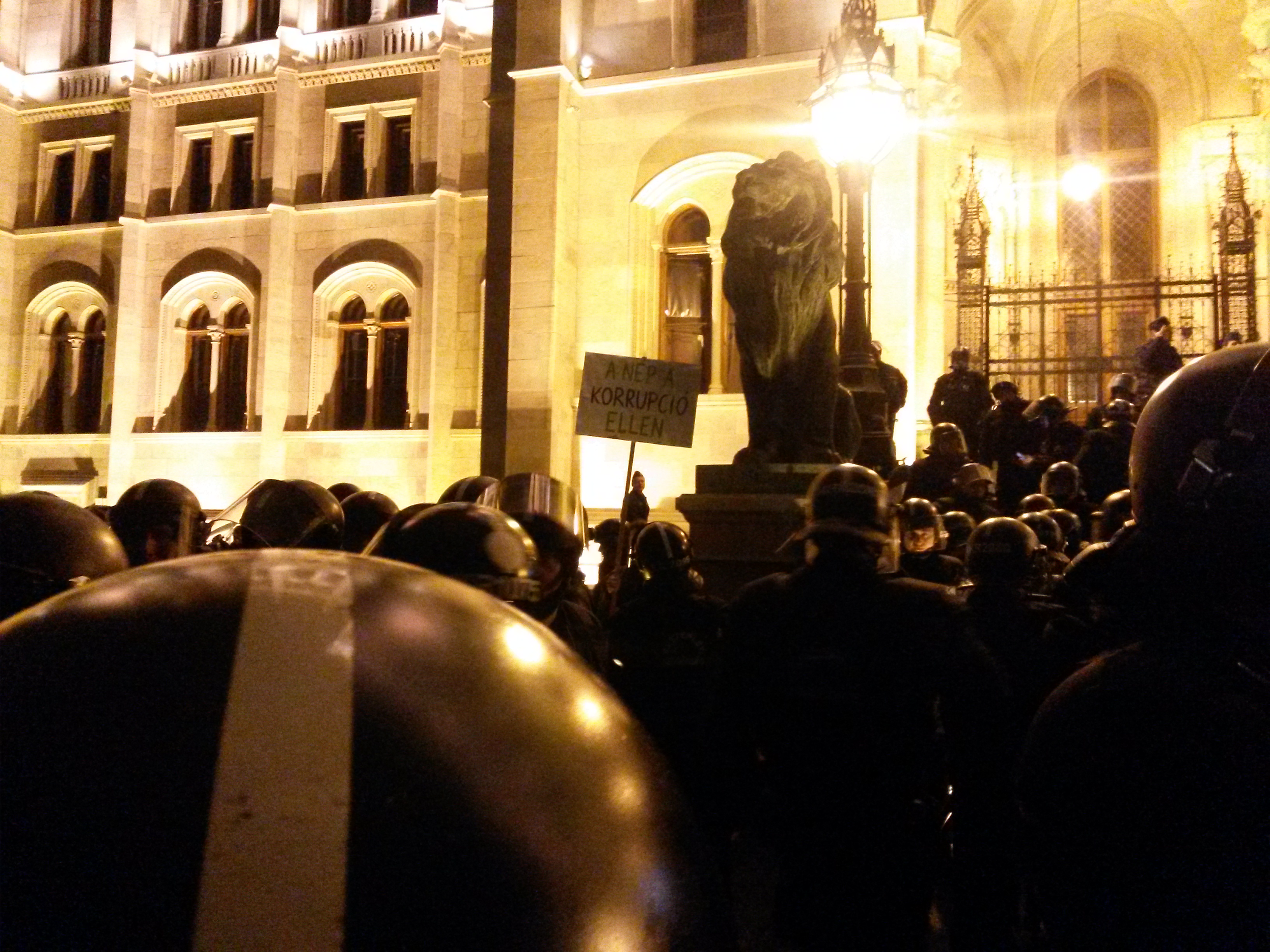 Illustration for article titled Képek, gifek, videó a tegnapi tüntetésről, minden itt van egyben