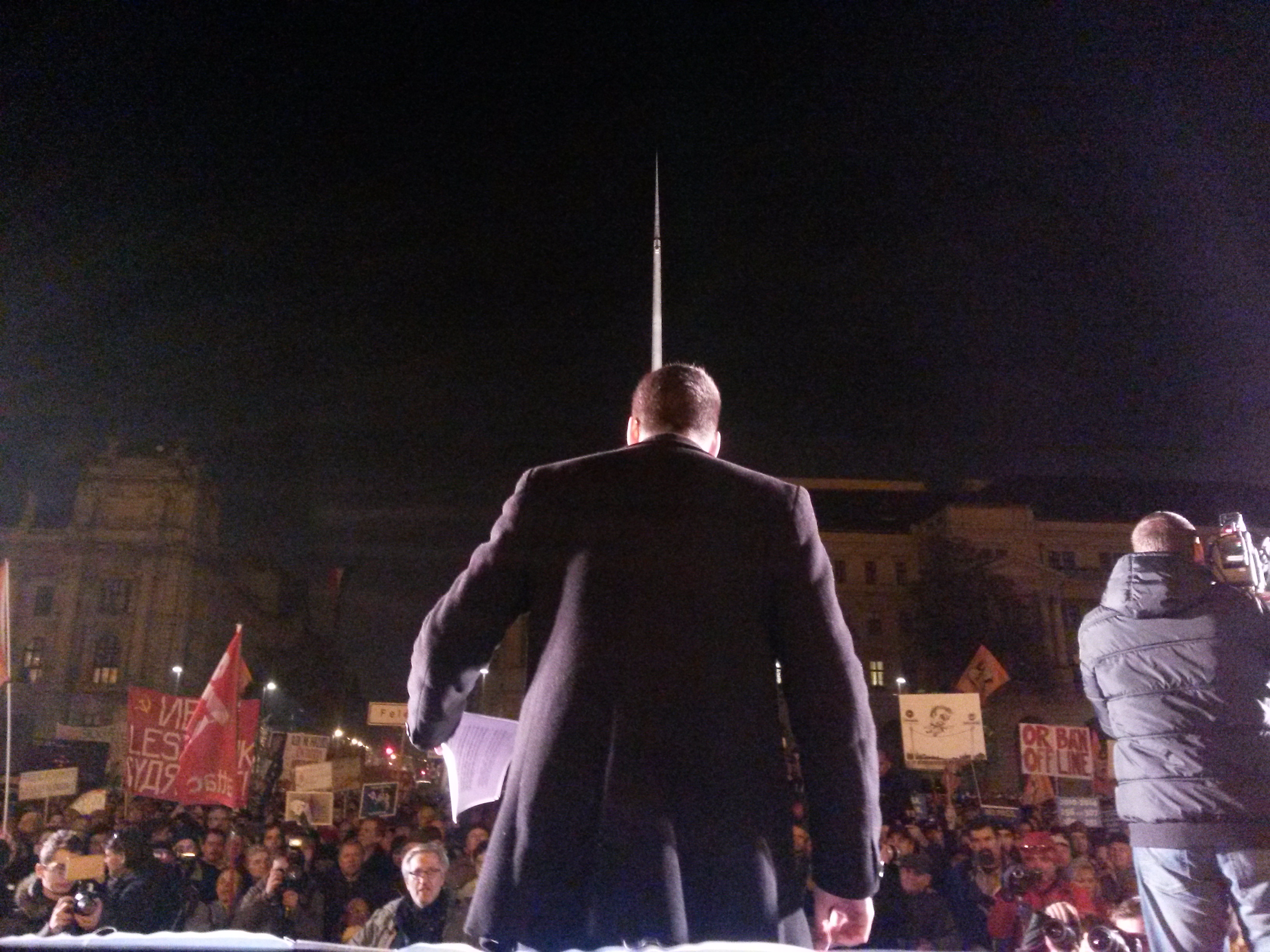 Illustration for article titled Képek, gifek, videó a tegnapi tüntetésről, minden itt van egyben