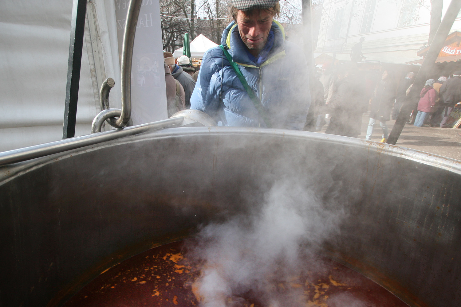 Illustration for article titled Egy ember 22 ezerért vett egy homárt, és befalta hidegen, műanyag tányérról