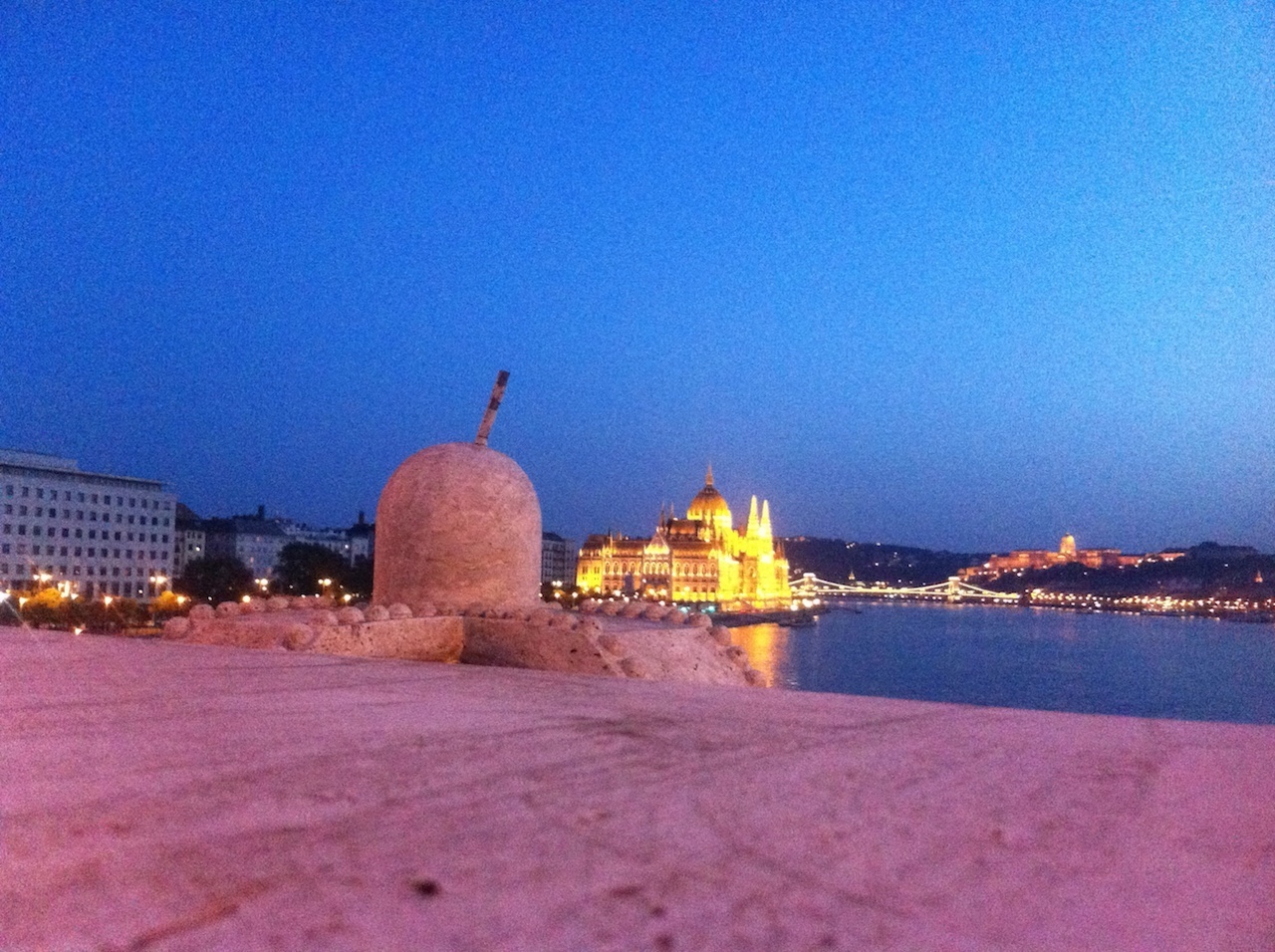 Illustration for article titled Arany János versét faragták titokban a Margit-hídra