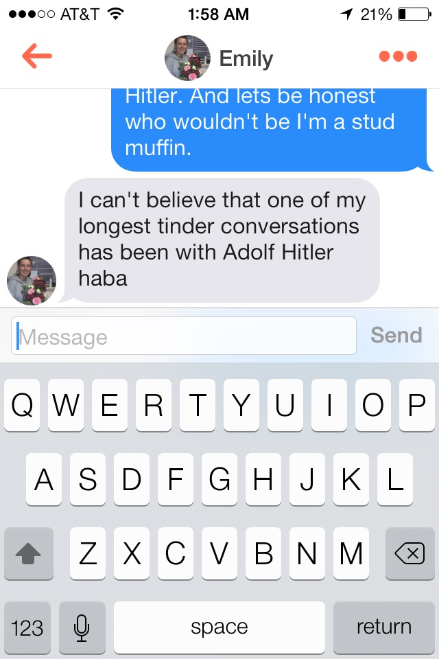 Illustration for article titled Gyilkos szóviccekkel csajozik Hitler a Tinderen