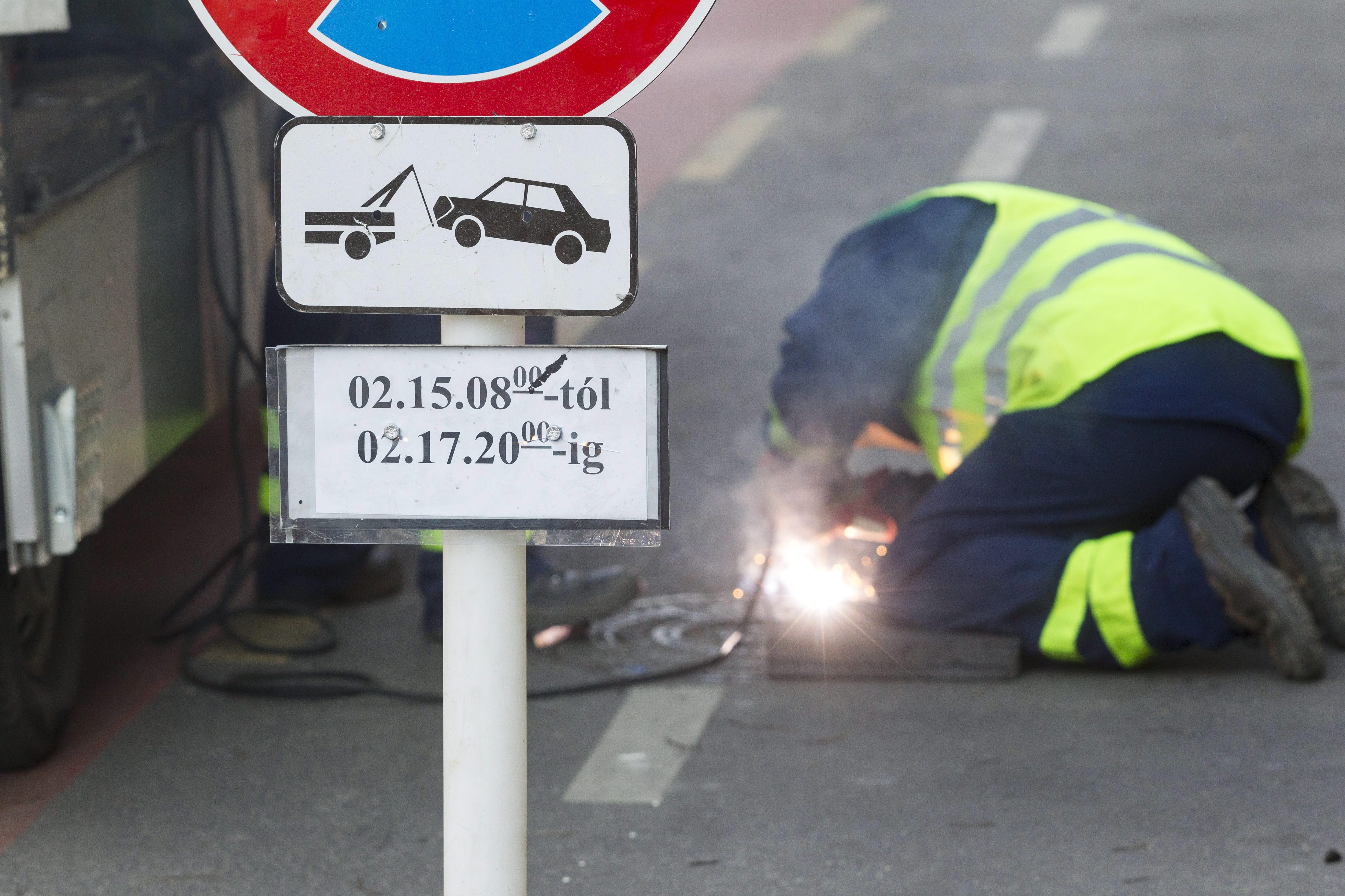 Jön Putyin, úgyhogy lehegesztik a csatornafedeleket