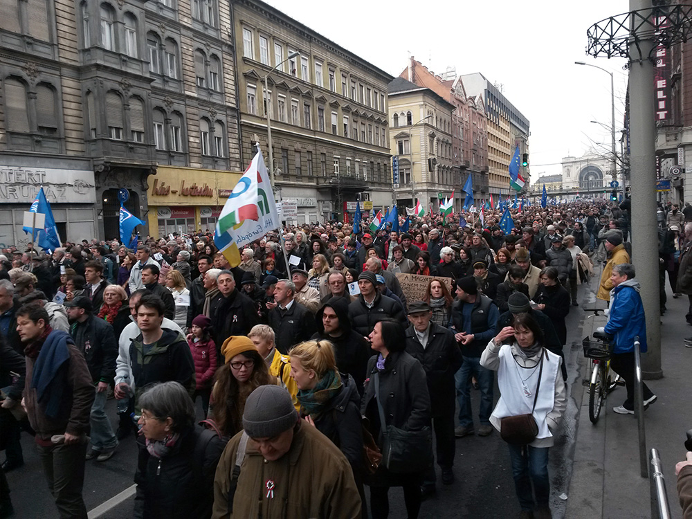 Illustration for article titled Superman helyett 19 kérdéses népszavazás nyírhatja ki Orbán Viktort