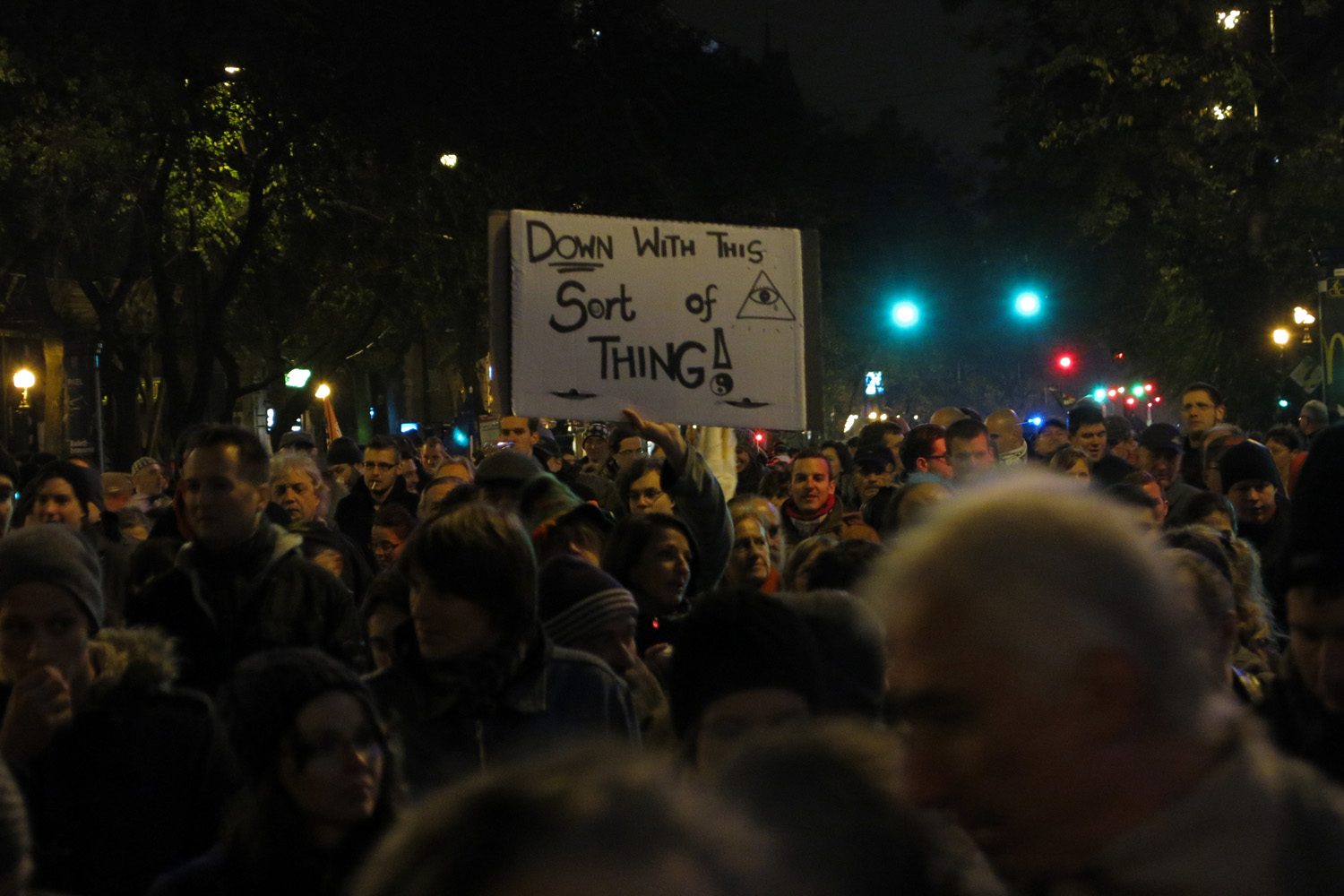 Illustration for article titled Demszky Gábor is ott volt a Fidesz székház ostrománál