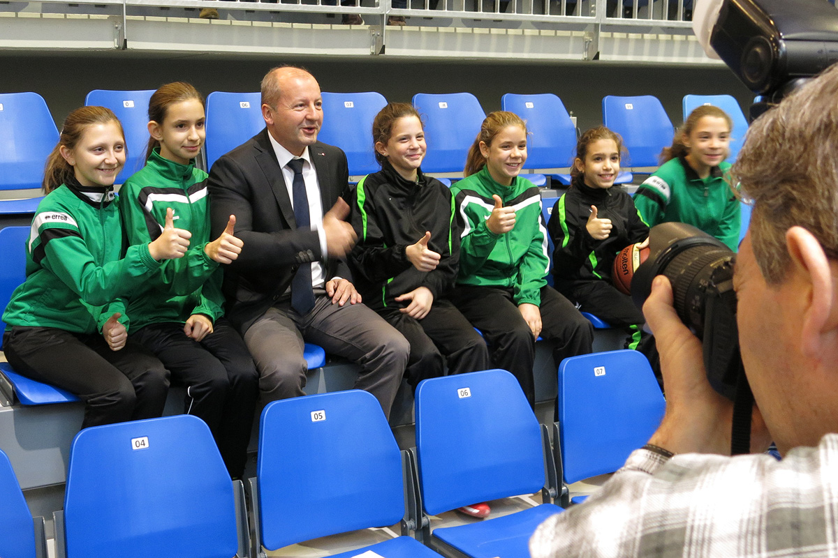 Illustration for article titled Simicskó Air István majdnem bezsákolta a kisgyereket