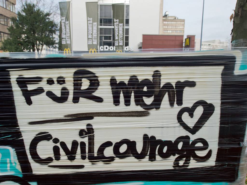 Illustration for article titled Ezrek gyászolják az agyonvert diáklányt, aki segített két nőnek