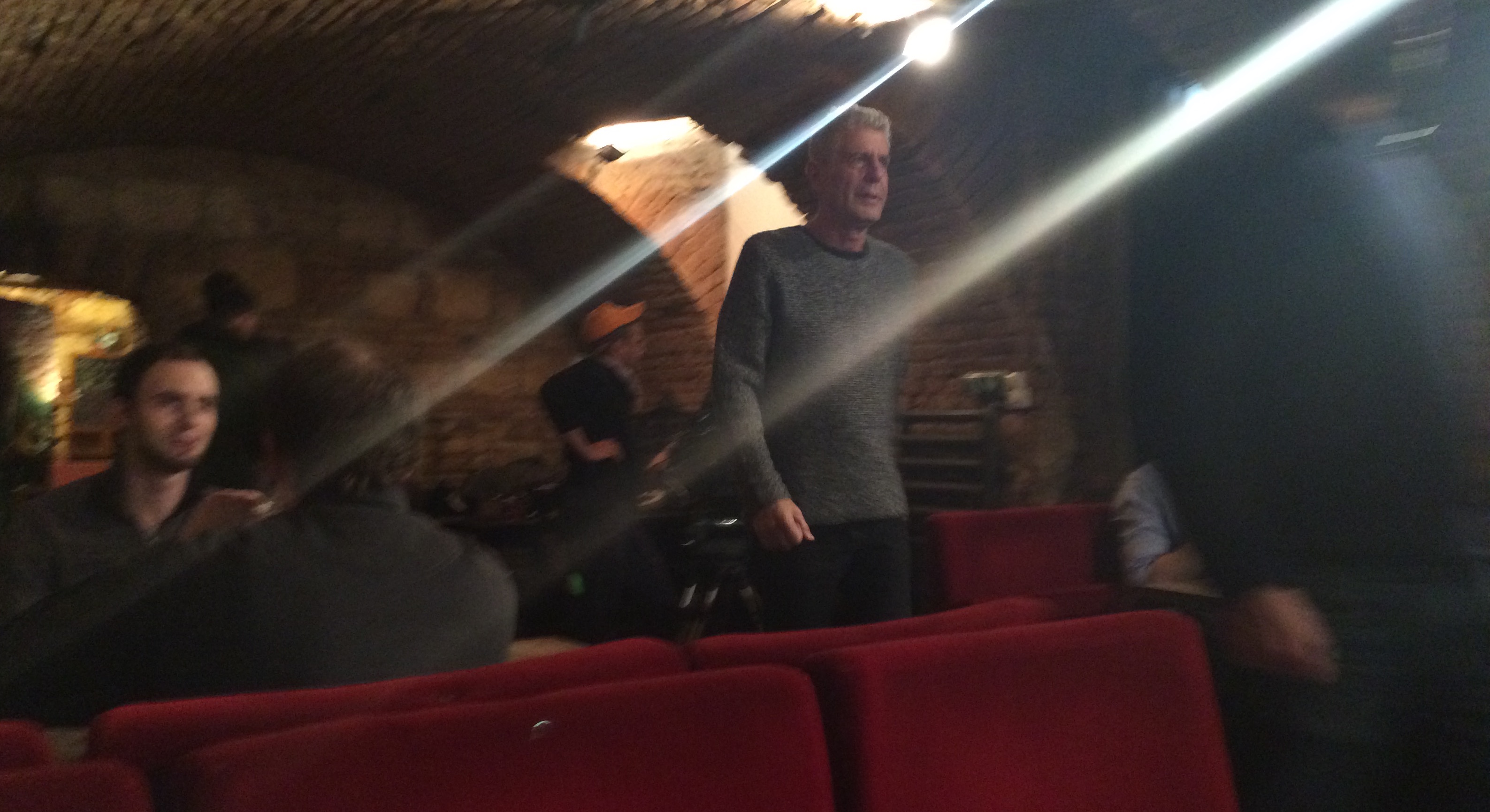 Illustration for article titled Hogyan söröztem Anthony Bourdainnel?