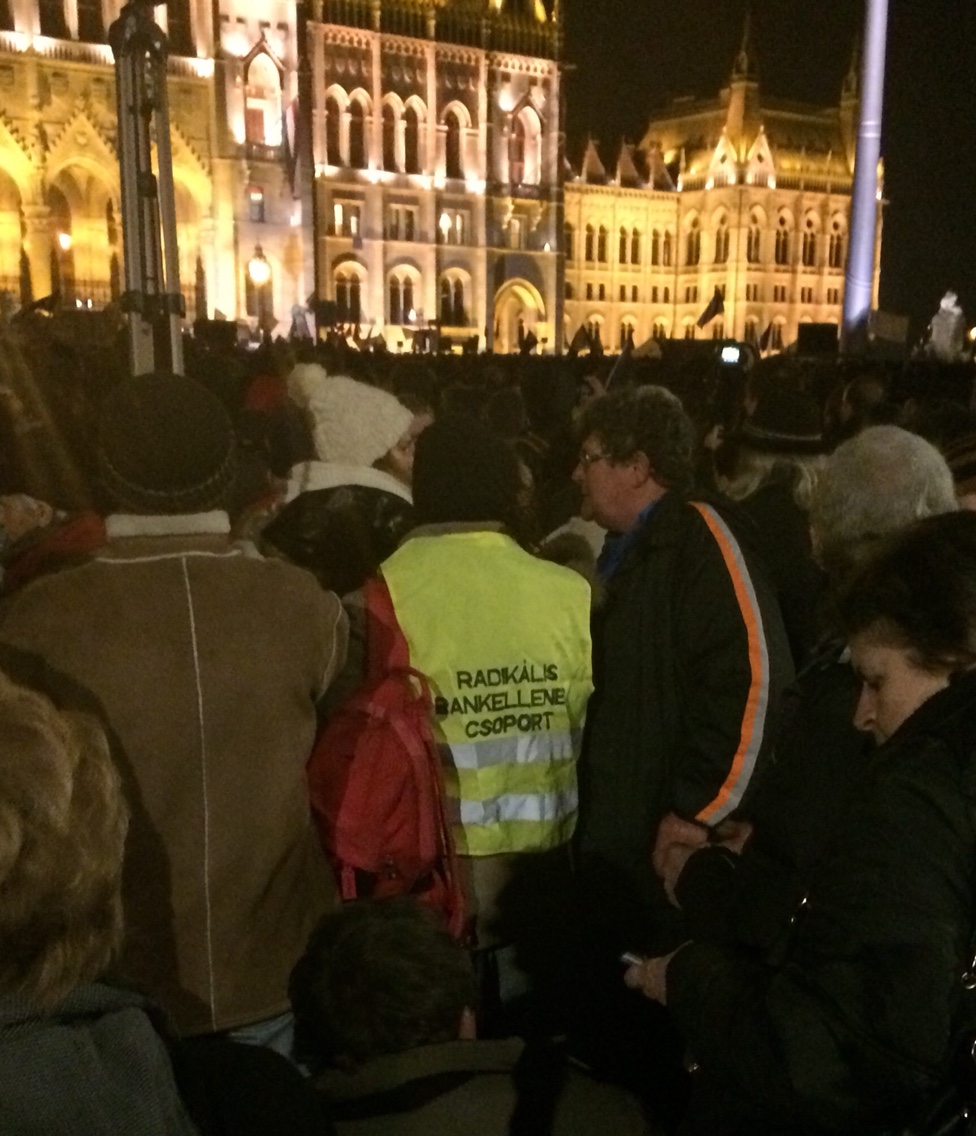 Menjetek a picsába, a tüntetésnek itt most vége!