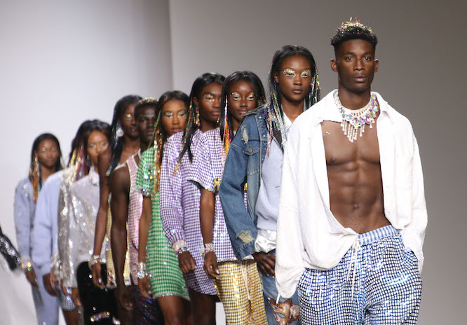 Mi történik egy divatbemutatón, ha a tetőn beesik egy munkás?