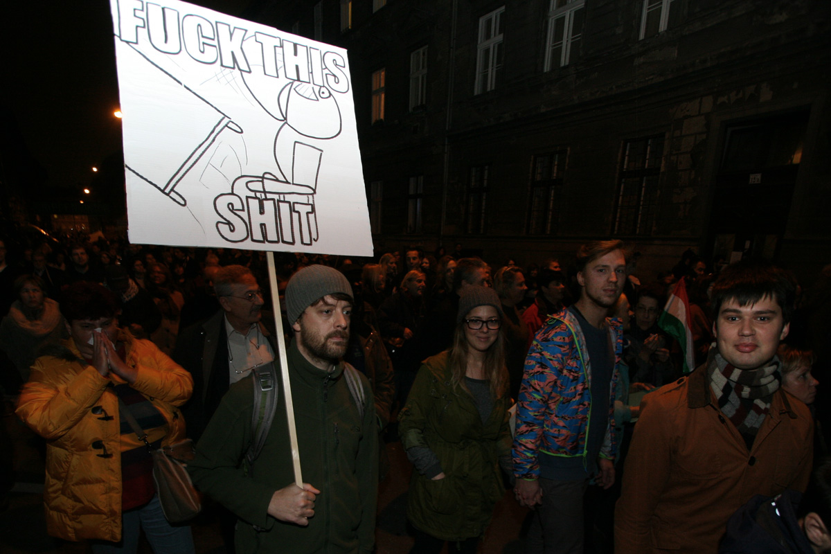 Illustration for article titled Tömegek követelték a Vida Ildikó és Orbán Viktor lemondását