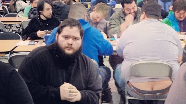 Kőművesdekoltázsokkal szelfizett a fotóbomber