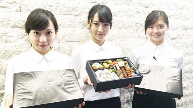 Lányokkal maxolták ki a céges ebédet Tokióban