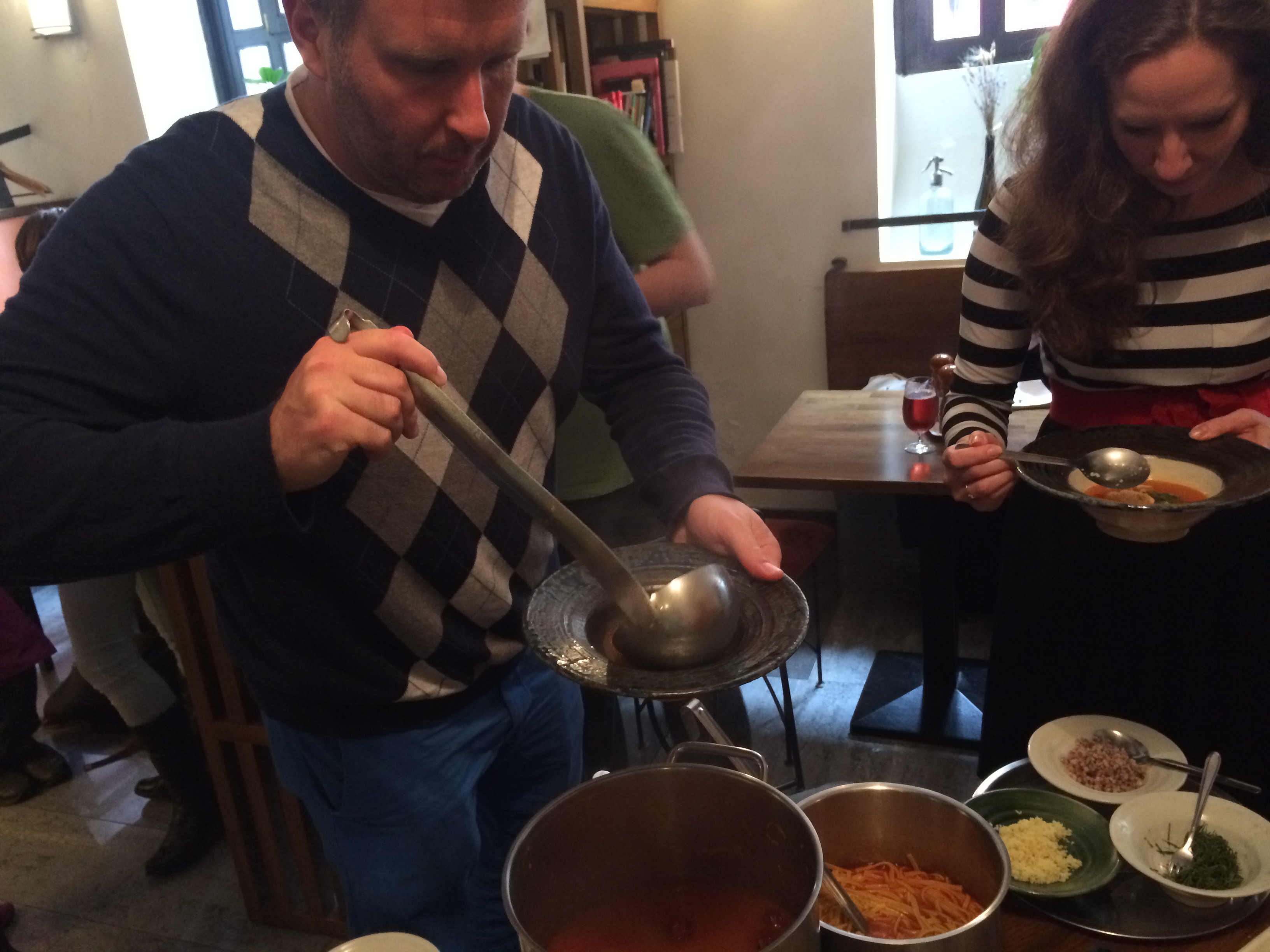 Illustration for article titled Könyvben pakol ki a híres magyar séf elhanyagolt felesége