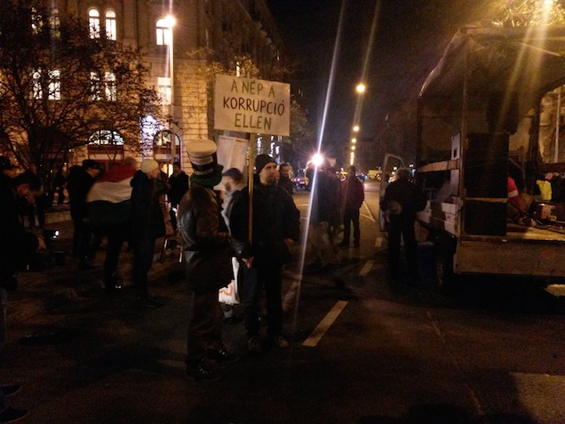 Illustration for article titled Elkezdődött a nagy korrupcióellenes tüntetés a Vértanúk terén