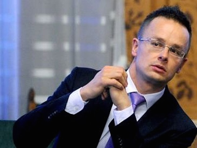 Illustration for article titled Szijjártó Péter mégiscsak lila